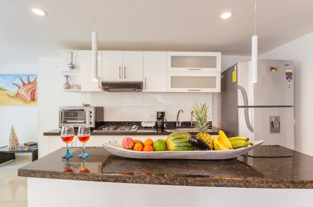 Cocina con isla y electrodomésticos nuevos