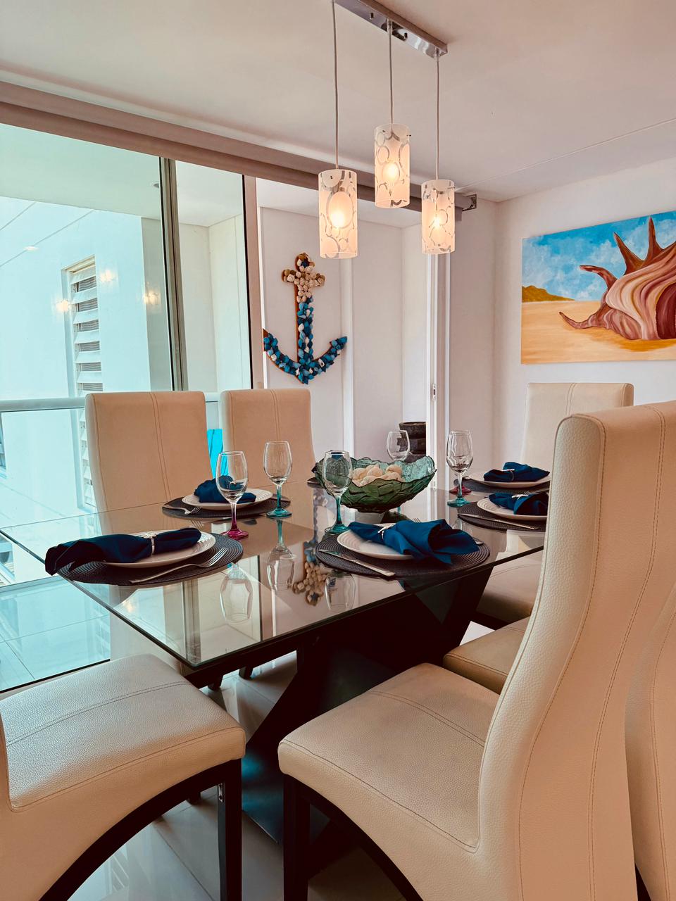 Comedor principal con vista al mar