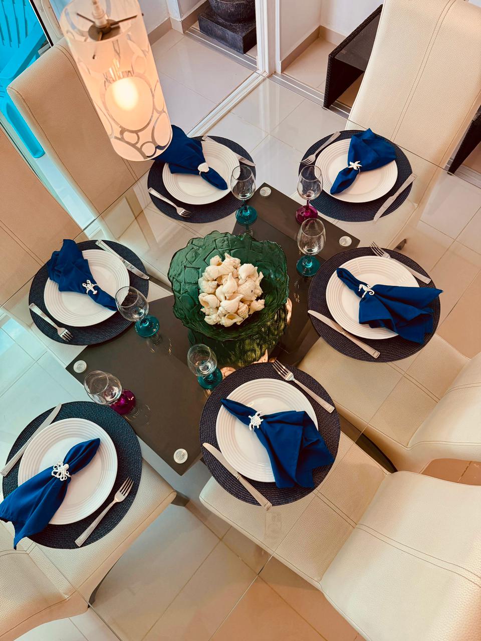 Comedor espacioso con decoración elegante