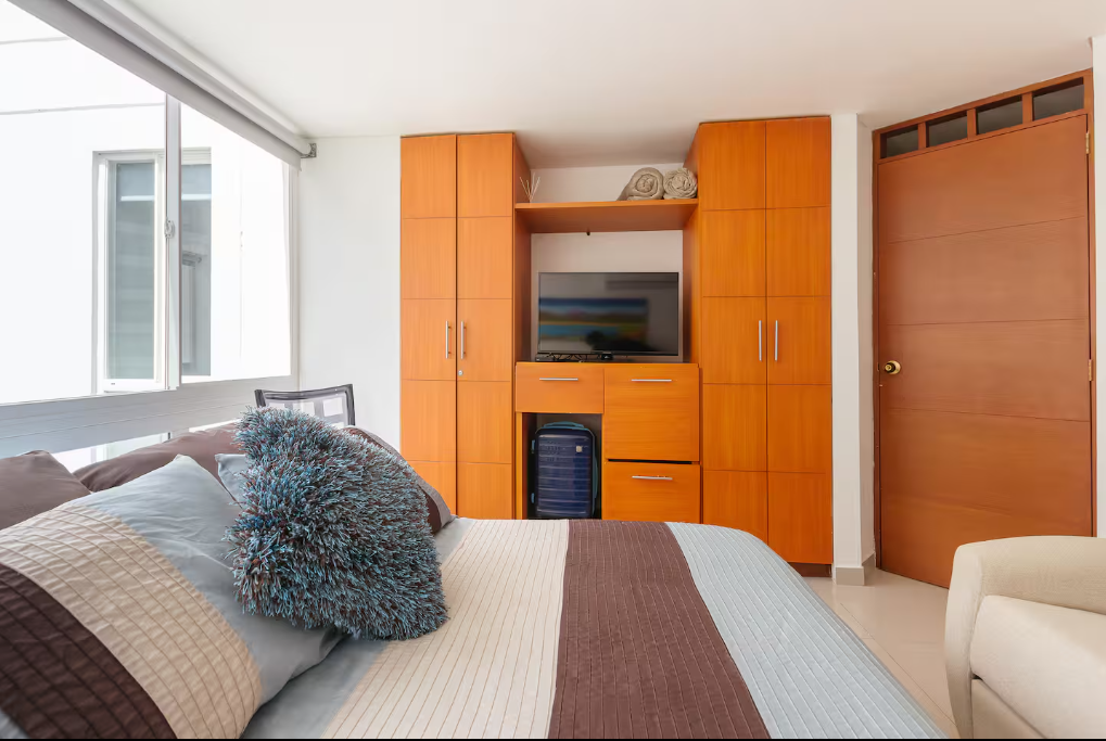 Habitación principal con decoración moderna