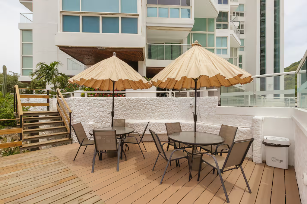 Área de mesas comunitarias