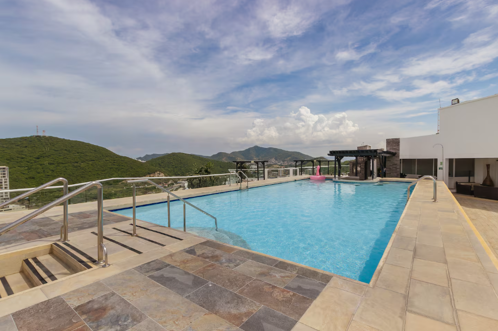 Área de piscina con vista al mar
