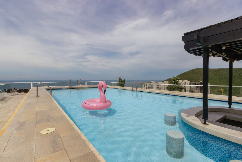 Piscina con zona de descanso