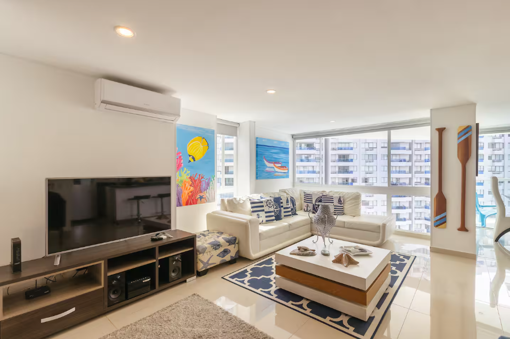 Sala amplia con iluminación natural