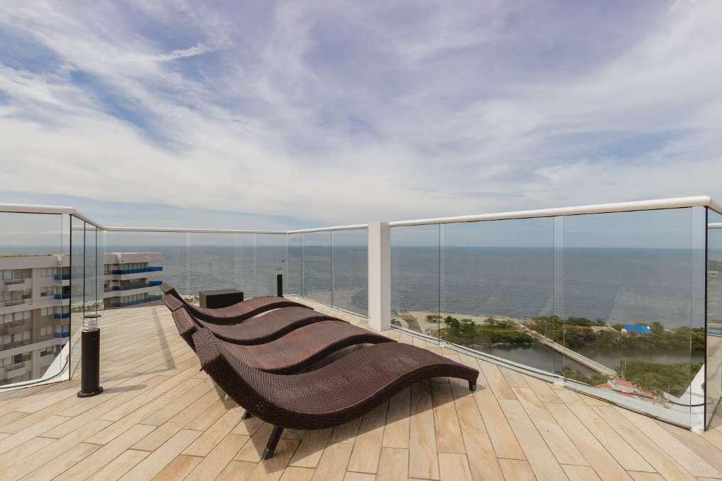 Sillas de playa junto a la piscina